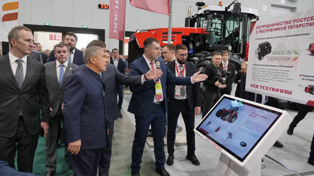 Трактор Ростсельмаш 2405 и зерноуборочный комбайн ACROS 595 Plus